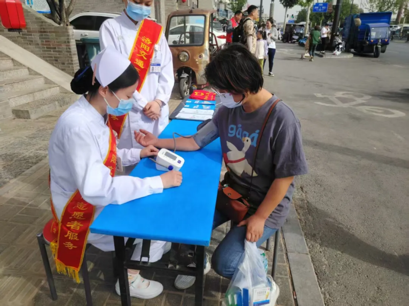 “五一”期間，交通醫(yī)院開(kāi)展“健康零距離，義診護(hù)萬(wàn)家”志愿服務(wù)活動(dòng)